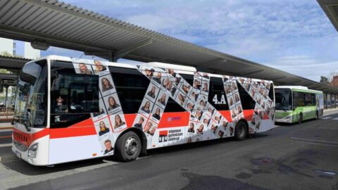Autobus s tvářemi maturantů brázdí krajinu v okolí Velehradu