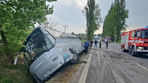 Nehoda autobusu se 38 dětmi na Příbramsku se obešla bez vážného zranění