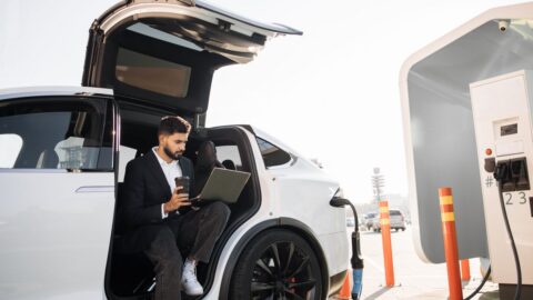 Autopilot od Tesly způsobil stovky nehod, včetně několika smrtelných, zjistilo vyšetřování úřadu