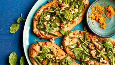 Recept: Mini pizzy nabízející nečekanou, avšak lahodnou kombinaci chutí