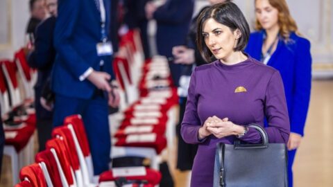 Watchdog tvrdí, že poslanci utrácejí za zahraniční cesty stále více peněz. Sněmovna poskytla vysvětlení