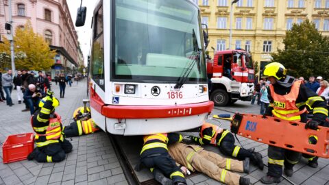 Tramvaj v Brně dnes ráno srazila mladého muže. Podle záchranářů zaklíněný pod tramvají na místě zemřel