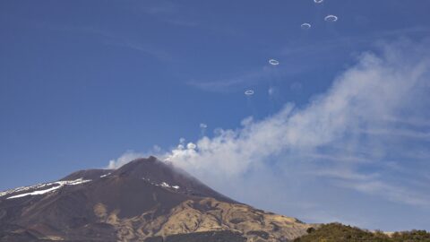 Sicilská sopka Etna vypouštěla vzácné kouřové kroužky