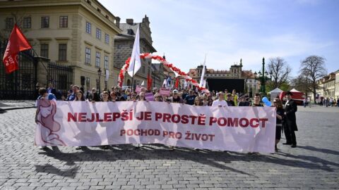 Pochod pro život prošel Prahou, odpůrci ho blokovali při průchodu přes most Legií