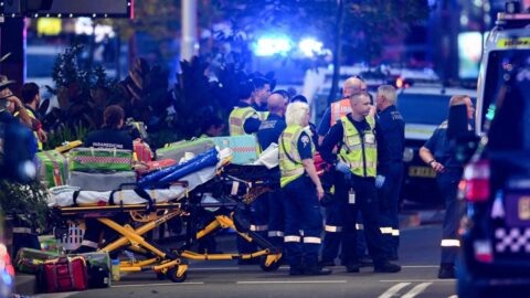 Šest lidí zemřelo po útoku nožem v Sydney, útočník je mrtev, oznámila policie