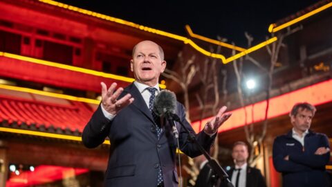 Německý kancléř vyzval Čínu k tlaku na Putina. Marihuanu prý nekouří