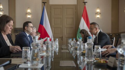 Ministr Lipavský v Maďarsku diskutoval se svým protějškem o válce na Ukrajině. Názory obou zemí se výrazně liší