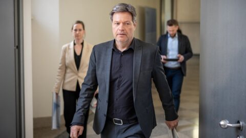Politický skandál v Německu – Zelení údajně zmanipulovali doporučení odborníků ohledně zavření jaderných elektráren