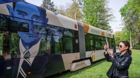 V Praze jezdí tramvaj s tváří Kafky. Má připomenout blížící se stoleté výročí spisovatelovy smrti