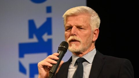 Prezident Pavel nepodporuje referendum o přijetí eura, rozhodovat by podle něj měla fakta, ne emoce