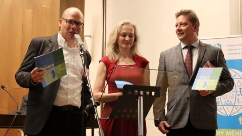 Příznivci i odpůrci EU se považují za realisty, jen 13 % Čechů si váží vedení země. Konference průzkumů