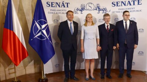 „Jediné místo, kde jsme soupeři, je na hokejovém ledě.“ Ministři z Česka, Polska a Finska upevňovali vztahy a pranýřovali Rusko