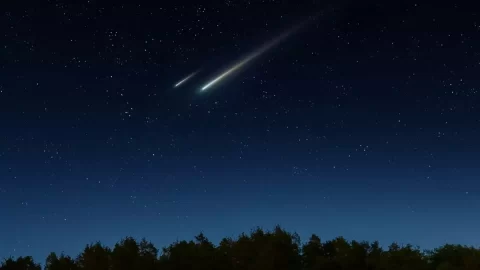 V noci na pondělí lze pozorovat meteorický roj eta Akvaridy z Halleyovy komety