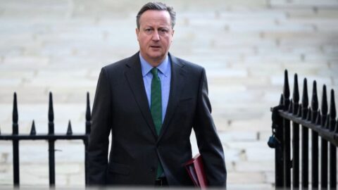 Británie přestala financovat agenturu, která v rámci boje s dezinformacemi dávala na černou listinu konzervativní média