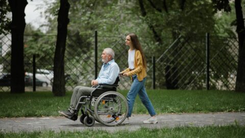 Příspěvek na péči o zdravotně postižené stoupne. Ale ne všem