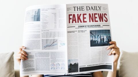 Jaký mají kandidáti do Evropského parlamentu přístup k dezinformacím?