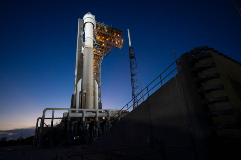 Boeing se po dlouholetých odkladech pokusí o první let Starlineru s astronauty