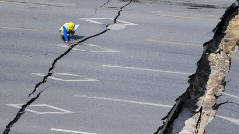 Počet obětí neštěstí v Číně, kde se po lijácích propadla dálnice, stoupl na 48