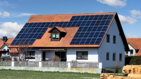 Distributoři elektřiny chtějí kvůli fotovoltaice navýšit poplatky všem odběratelům. Kritici to považují za nespravedlivé