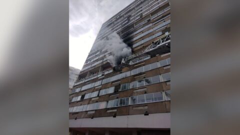 Hasiči zasahují u požáru bytu na sídlišti v Chomutově, evakuovali 60 lidí