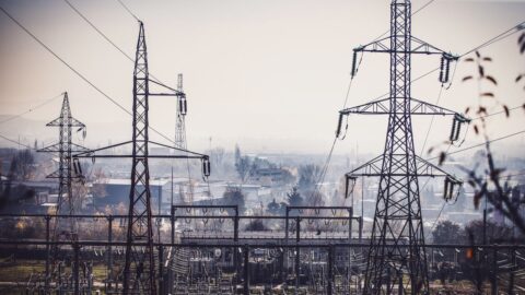 Pro splnění dekarbonizačních plánů musí Evropa  zdvojnásobit investice do elektrických sítí, uvádí studie