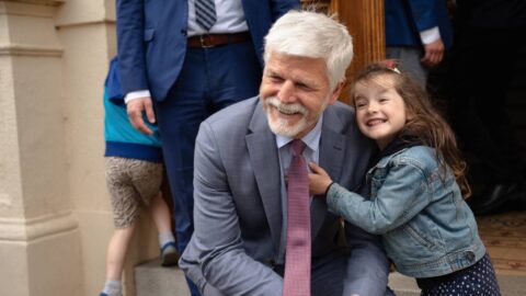 „Umění umí pomáhat,“ komentuje svou návštěvu charitativní „stonožkové“ výstavy prezident Pavel