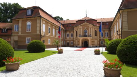 Stát nabízí k prodeji zámek Štiřín nedaleko Prahy, minimální cena je 3,3 mld. Kč