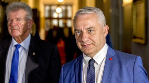 „Odbory neustále útočí na vládu, místo jednání svolávají protivládní demonstrace,“ komentoval jednání tripartity Fiala