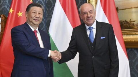 Čínský prezident byl uvítán v Budapešti, později se sejde s Orbánem
