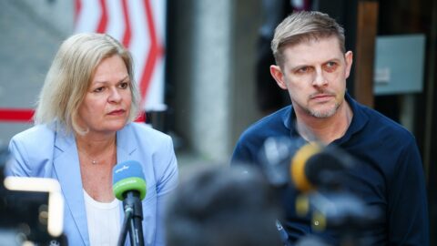V Německu probíhaly útoky na politiky už před atentátem na Fica