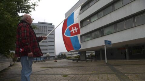 Zdravotní stav postřeleného slovenského premiéra se podle nemocnice zlepšuje