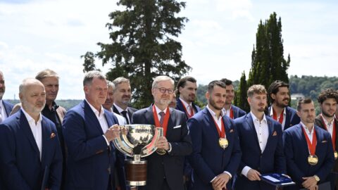 Tým hokejistů ocenil premiér Fiala pamětní medailí Karla Kramáře