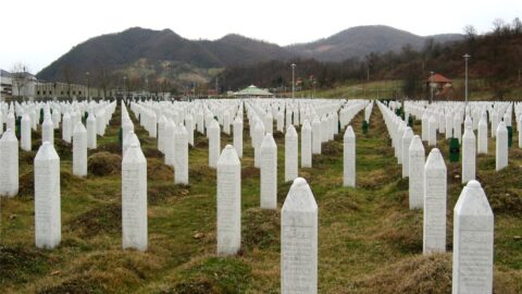 Valné shromáždění OSN přes srbský odpor schválilo den připomínající genocidu ve Srebrenici