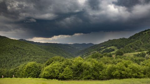 O víkendu bude na většině ČR pršet, déšť může být i trvalý
