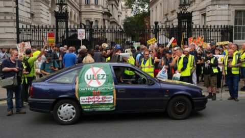 Británie: Odpůrci ekopoplatku pro stará auta koordinovaně ničí monitorovací kamery