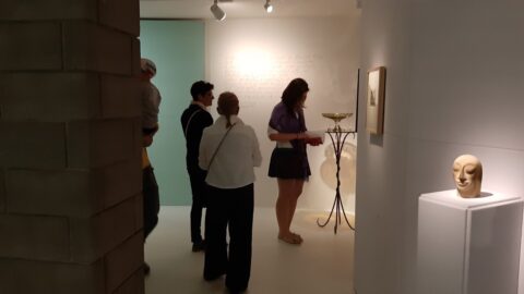 Velkolepá vernisáž v humpolecké galerii 8smička: Nádvoří plné návštěvníků v zóně pro umění