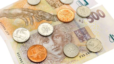 Češi mají stále rádi hotovost, počet plateb kartou ale silně roste