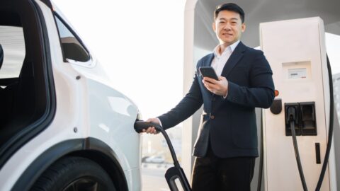 Huawei na kolech. Dovoz elektroaut z Číny je vážné bezpečnostní ohrožení, upozorňuje senátor Fischer