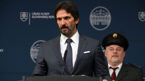 Většina Ficových závažných zdravotních komplikací pominula, řekl ministr obrany