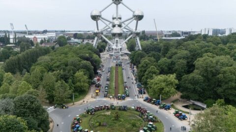 V Bruselu protestují farmáři z Nizozemska i Polska, dorazilo na 500 traktorů