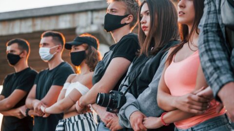 Zraněný policista z incidentu v Mannheimu zemřel. Vyhrocená atmosféra zastínila vigilie