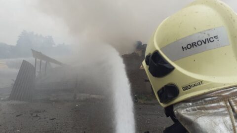 U Hořovic na Berounsku hoří sklad pyrotechniky, oheň se dál nešíří