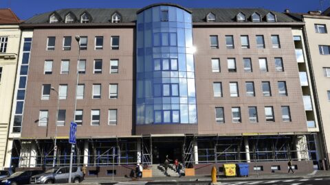 Muž, který přišel v Brně na fakultu se zbraní, přišel o zbraně i zbrojní průkaz