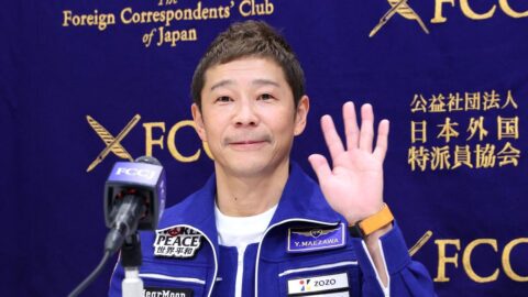 Japonský miliardář zrušil cestu kolem Měsíce, jíž se měl účastnit Yemi A.D.