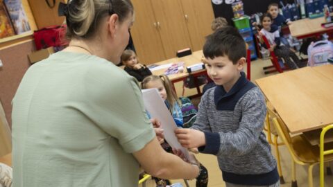Hrstka testovacích škol vydá nová vysvědčení. Budou mít několik stran