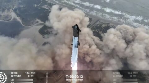 SpaceX poprvé dokončila testovací let lodě, s níž chce létat na Měsíc i na Mars