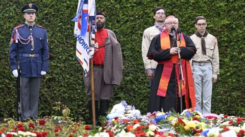 Lidé si dnes v Lidicích pietní vzpomínkou připomínají 82. výročí vyhlazení obce