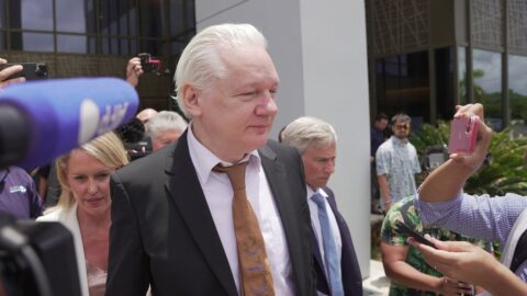 Assange přiznal vinu a po dohodě s úřady USA je volný, uvedl soud
