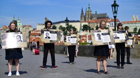 Studenti na Karlově mostě připomněli oběti zabité při snaze přejít hranice