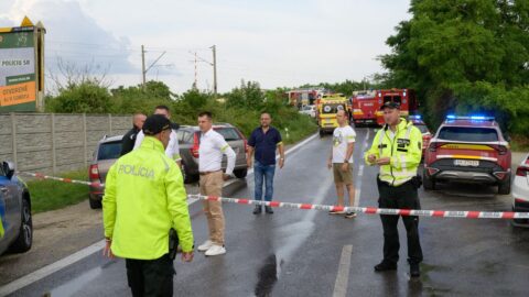 Vlak, který narazil na jihu SR do autobusu, jel po uzavřené koleji, řekl ministr